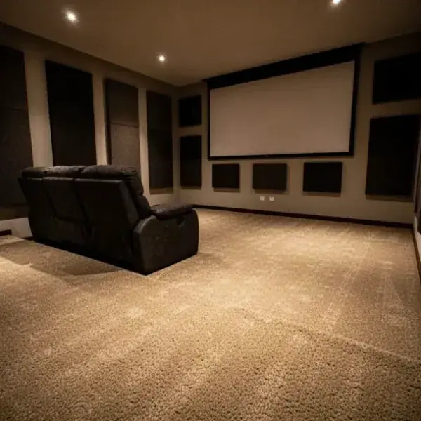 Alfombra beige de pared a pared en cine en casa