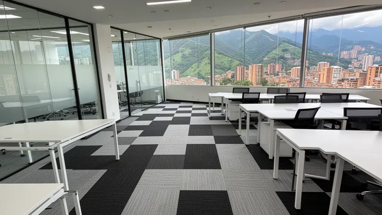 Alfombra modular gris instalada en oficina abierta de Medellín