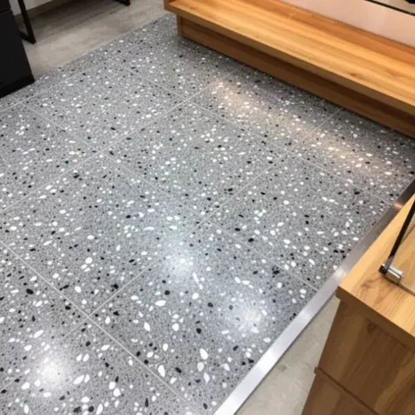 Baldosa de terrazo gris instalada en local comercial