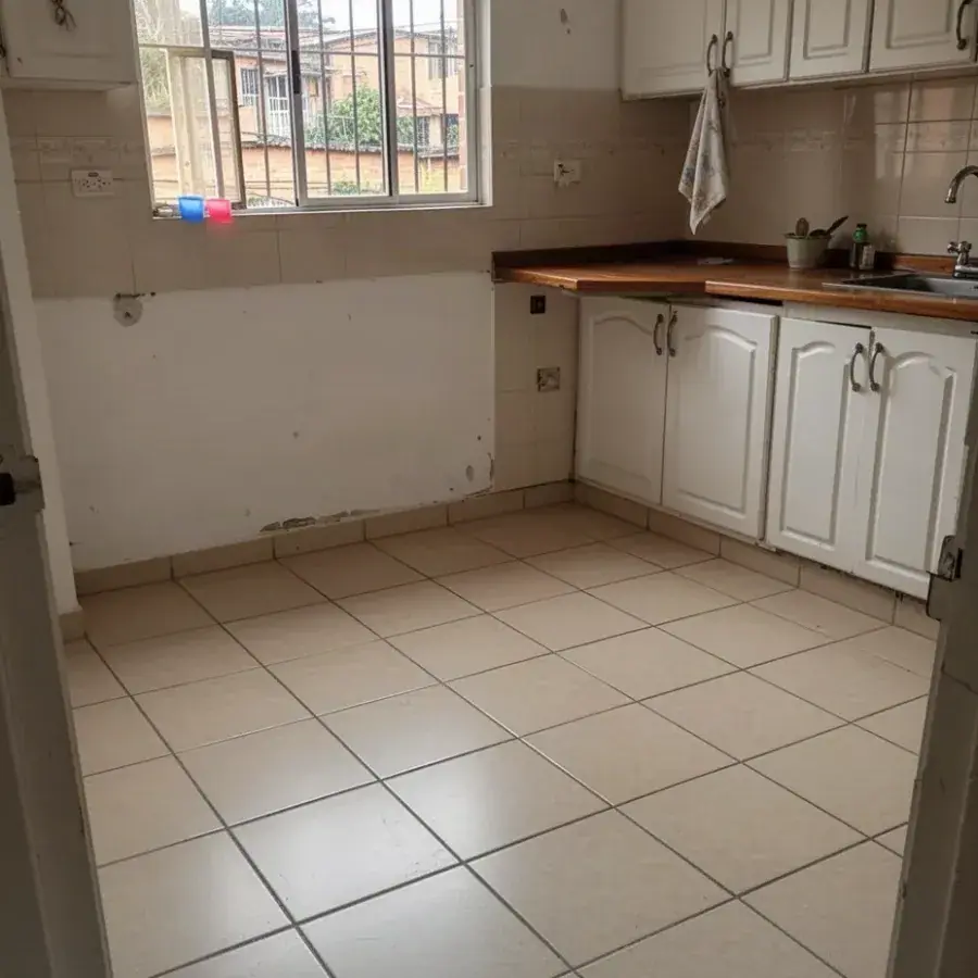 Baldosas de cerámica beige reparadas en piso de cocina