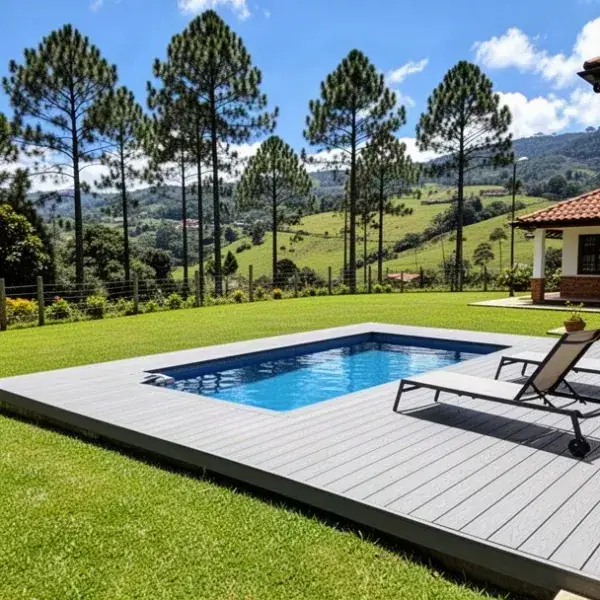 Deck WPC gris alrededor de piscina en casa campestre