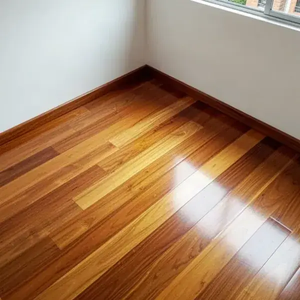 Detalle de zócalo en piso de madera maciza teca