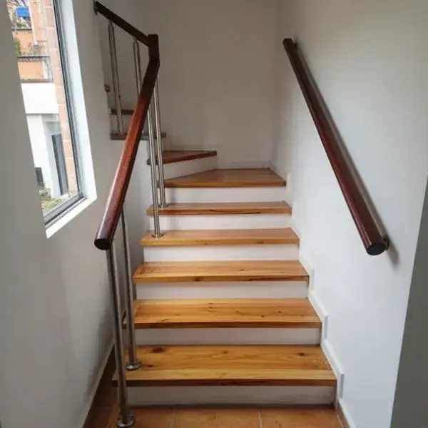 Escalera con huellas de madera nueva en casa de Laureles