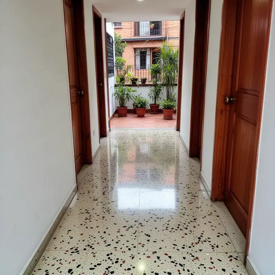 Granito antiguo pulido en corredor de casa en Laureles