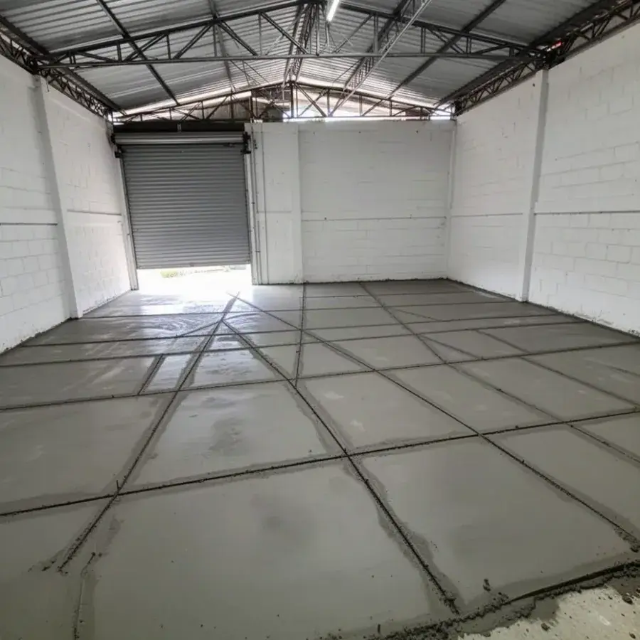 Losa de concreto con juntas cortadas en bodega