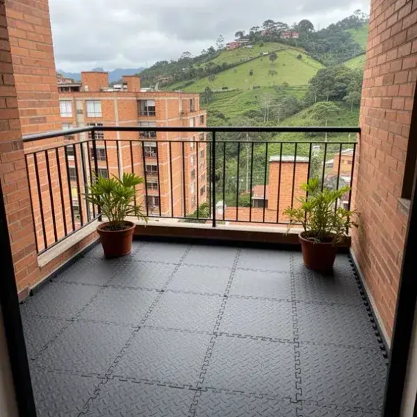 Losetas de caucho gris en balcón de apartamento