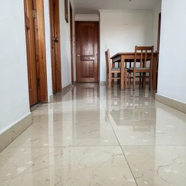 Mármol crema pulido en corredor de apartamento de los noventa