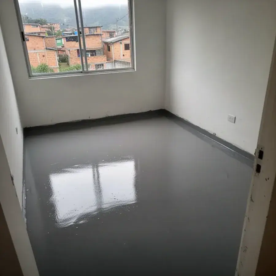 Membrana epóxica gris bloqueadora de humedad sobre contrapiso