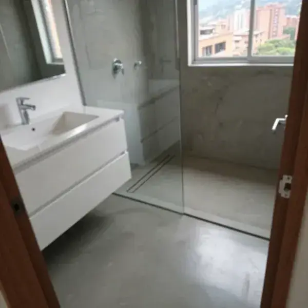 Microcemento gris sellado en baño de apartamento