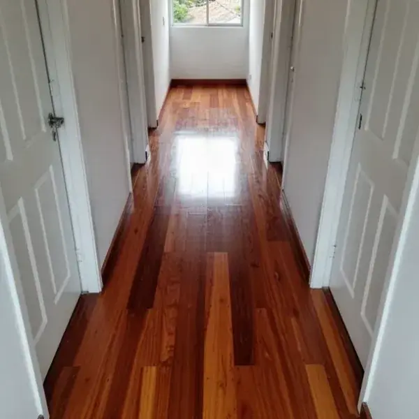 Pasillo con piso de madera pulido y relacado
