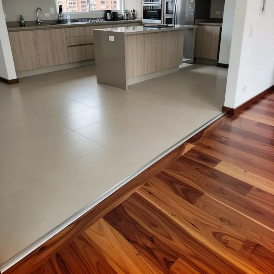 Perfil de aluminio entre porcelanato de cocina y madera