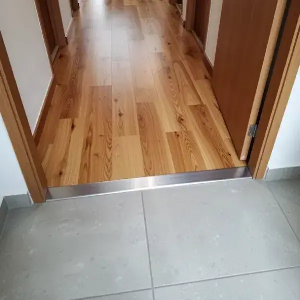 Perfil de transición entre madera de ingeniería y porcelanato