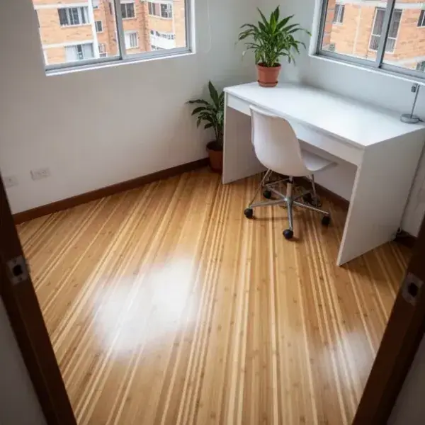 Piso de bambú natural claro en estudio con escritorio