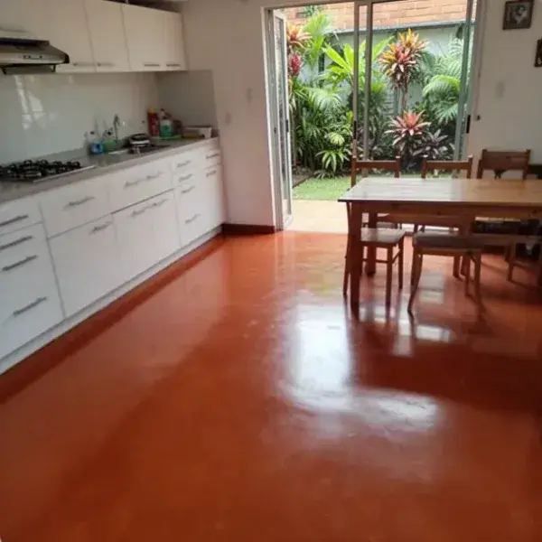 Piso de cemento pulido color terracota en cocina