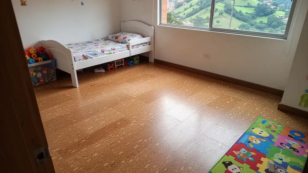Piso de corcho natural en alcoba infantil
