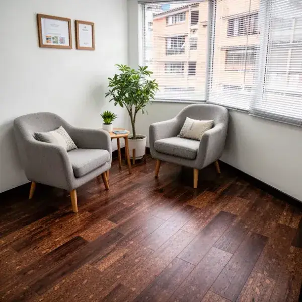 Piso de corcho tono oscuro en consultorio