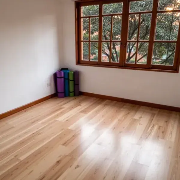 Piso de madera flotante en estudio de yoga