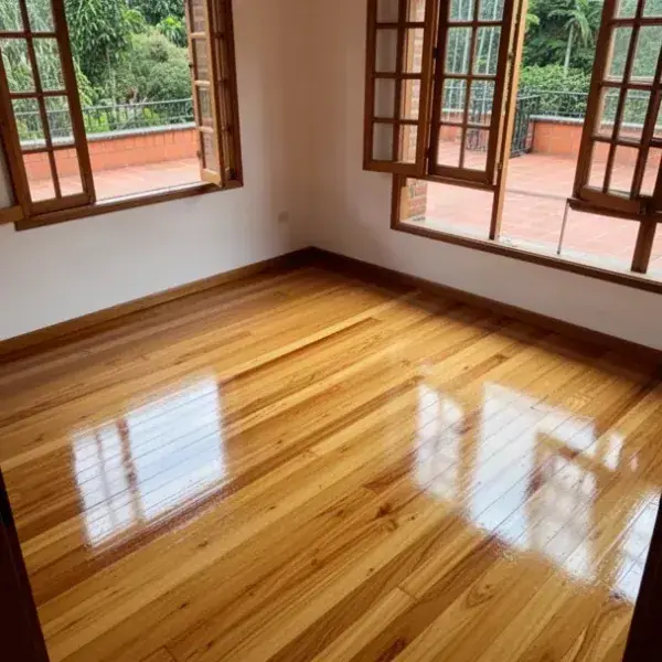 Piso de madera maciza lijado y lacado en sala