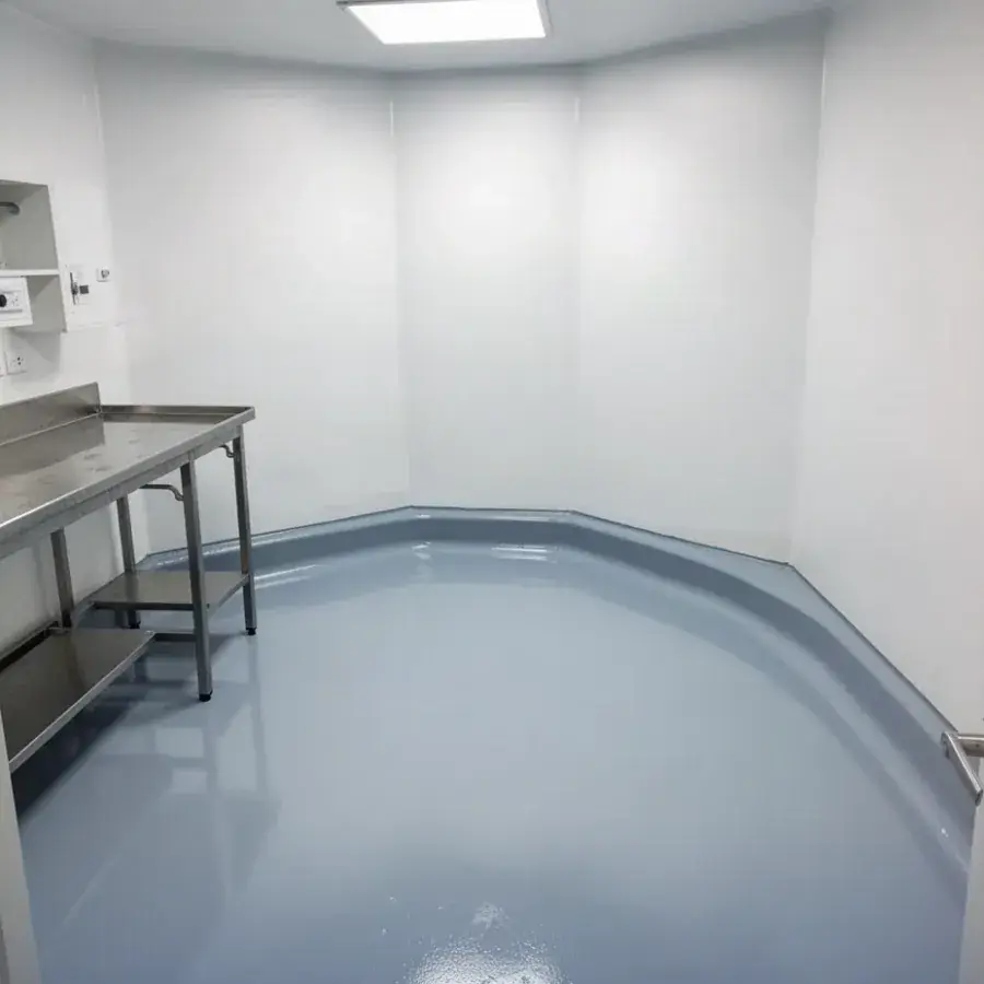 Piso epóxico con media caña sanitaria en laboratorio