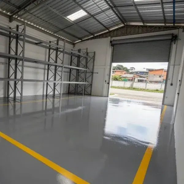 Piso epóxico gris instalado en bodega de Bello