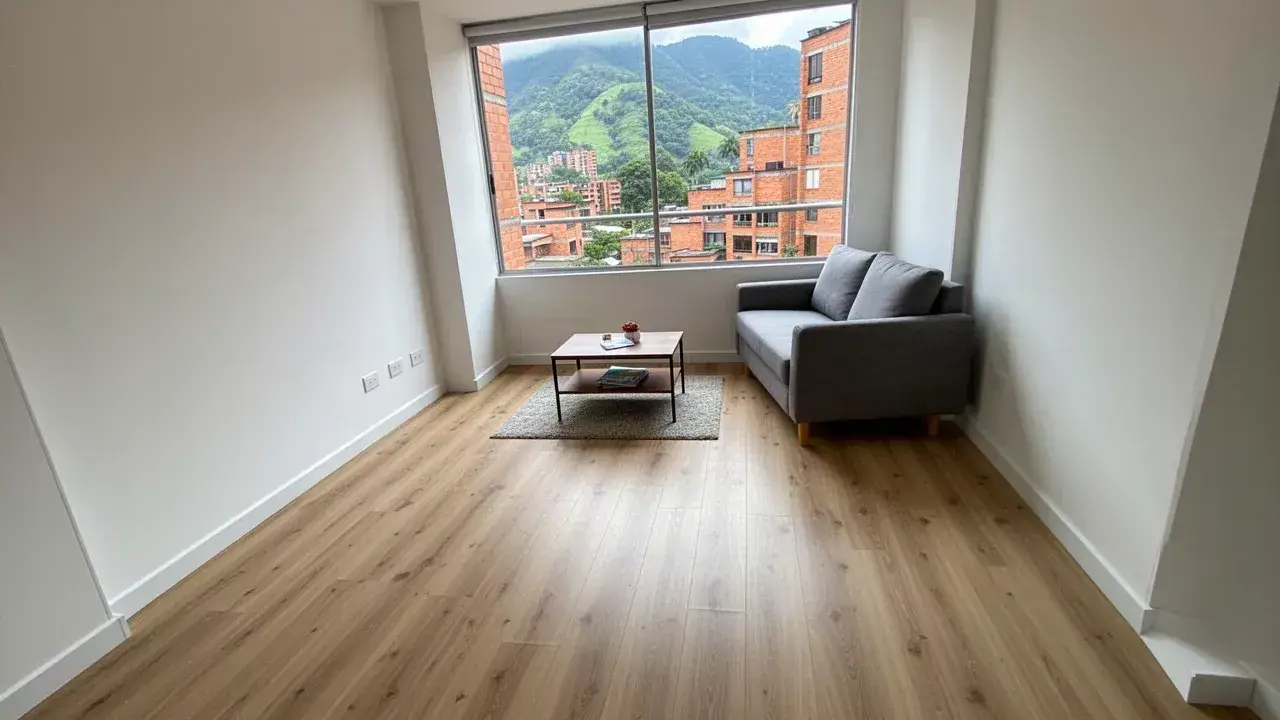 Piso laminado roble claro en sala con vista a montañas