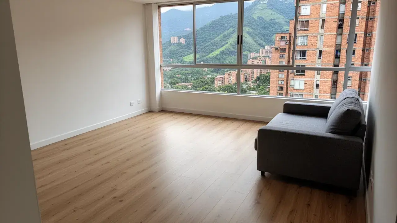 Piso laminado roble claro recién instalado en sala amplia