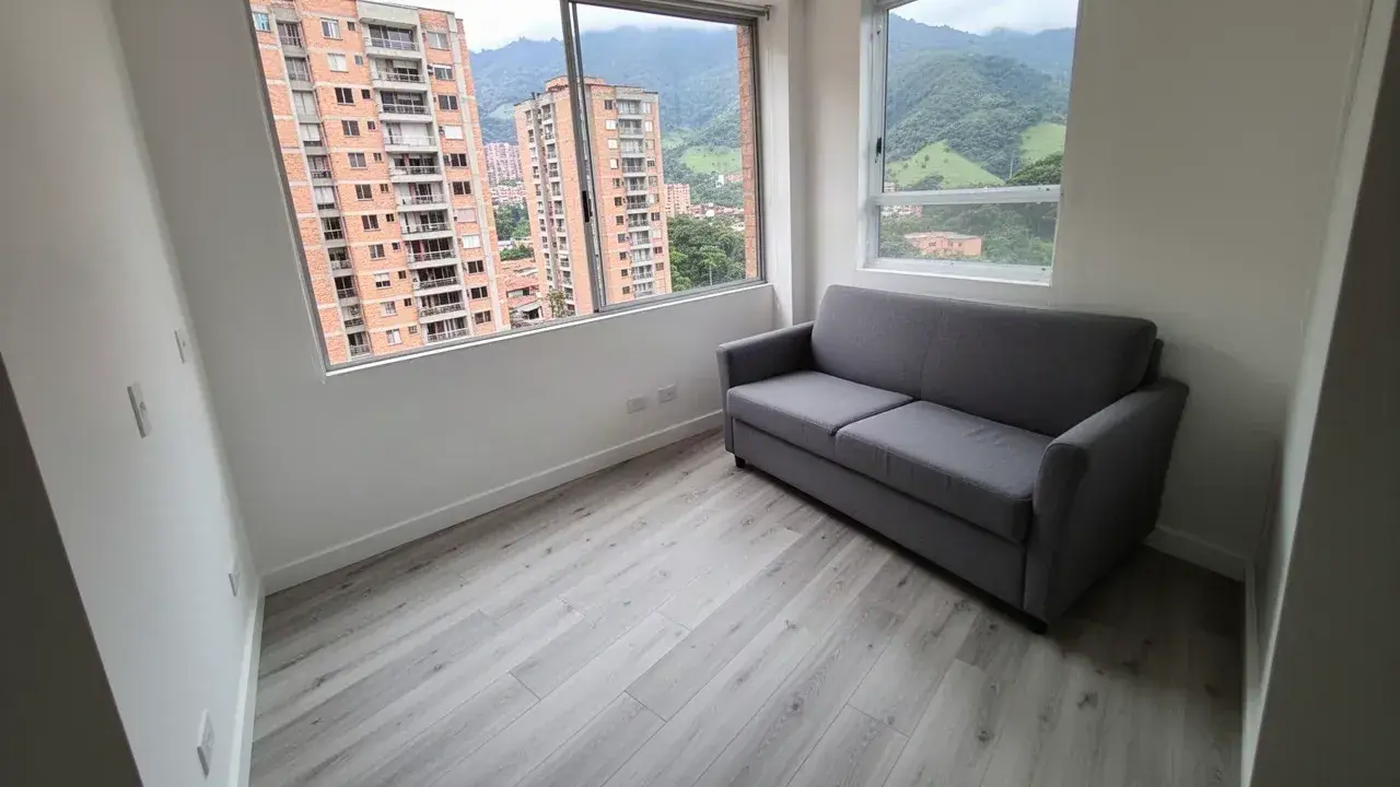 Piso SPC gris claro en apartamento nuevo de Bello