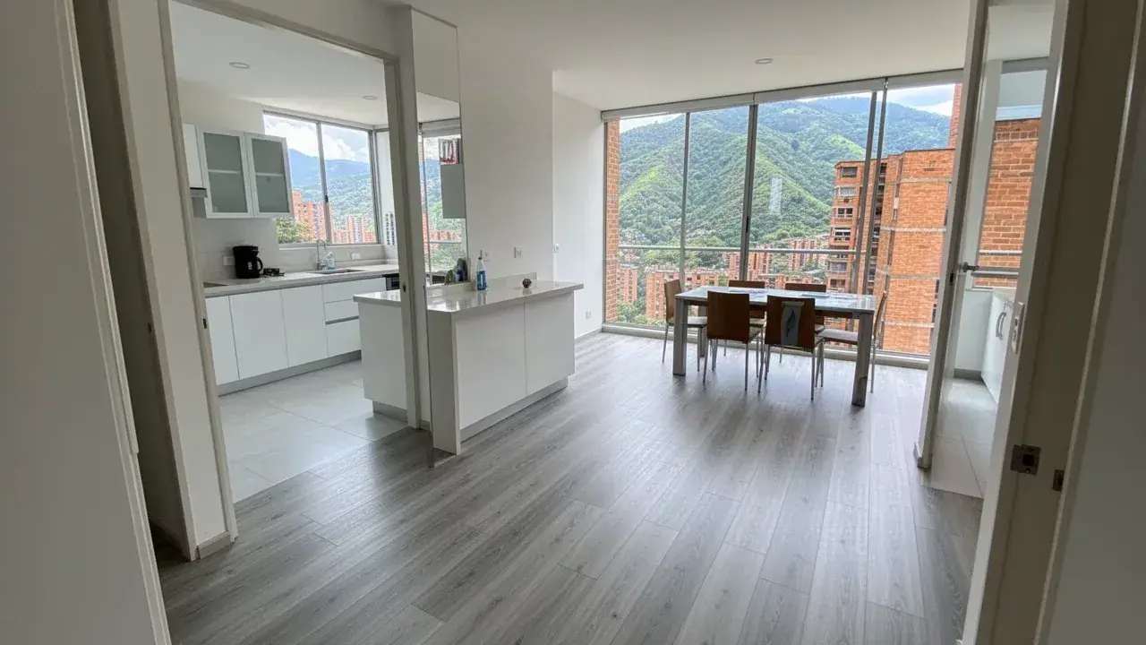 Piso SPC gris claro en cocina y comedor de apartamento