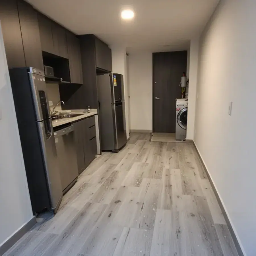 Piso SPC gris claro instalado en cocina de apartamento