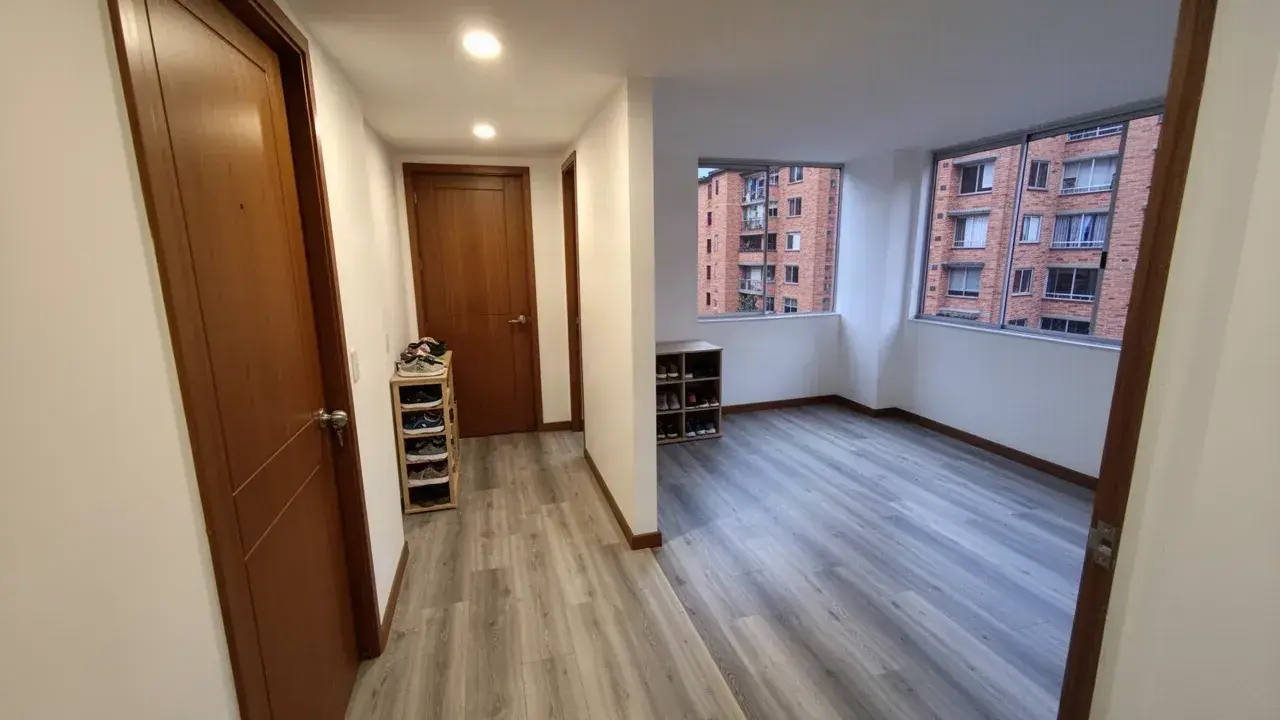 Piso SPC gris en entrada de apartamento en Envigado