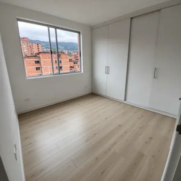 Piso SPC instalado sobre contrapiso nivelado en alcoba