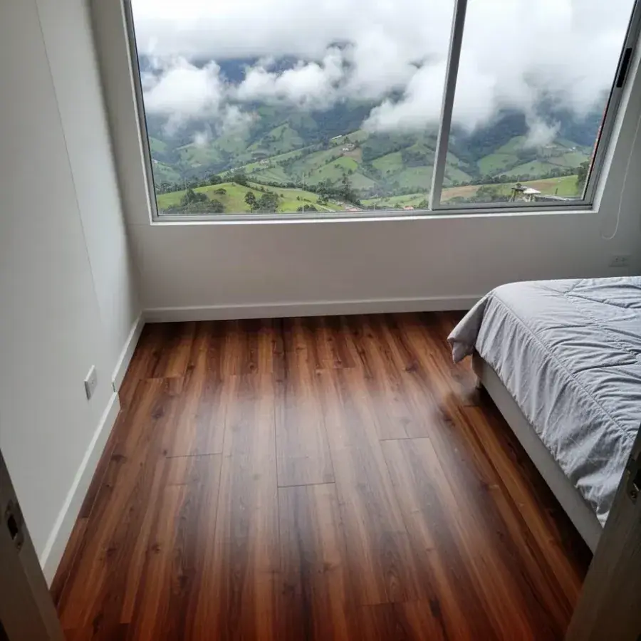 Piso SPC tono nogal en apartamento de Rionegro