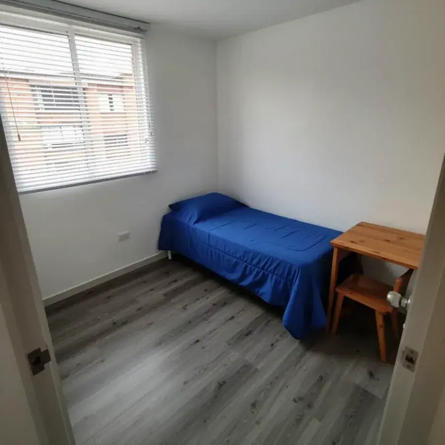Piso vinílico click gris en alcoba juvenil