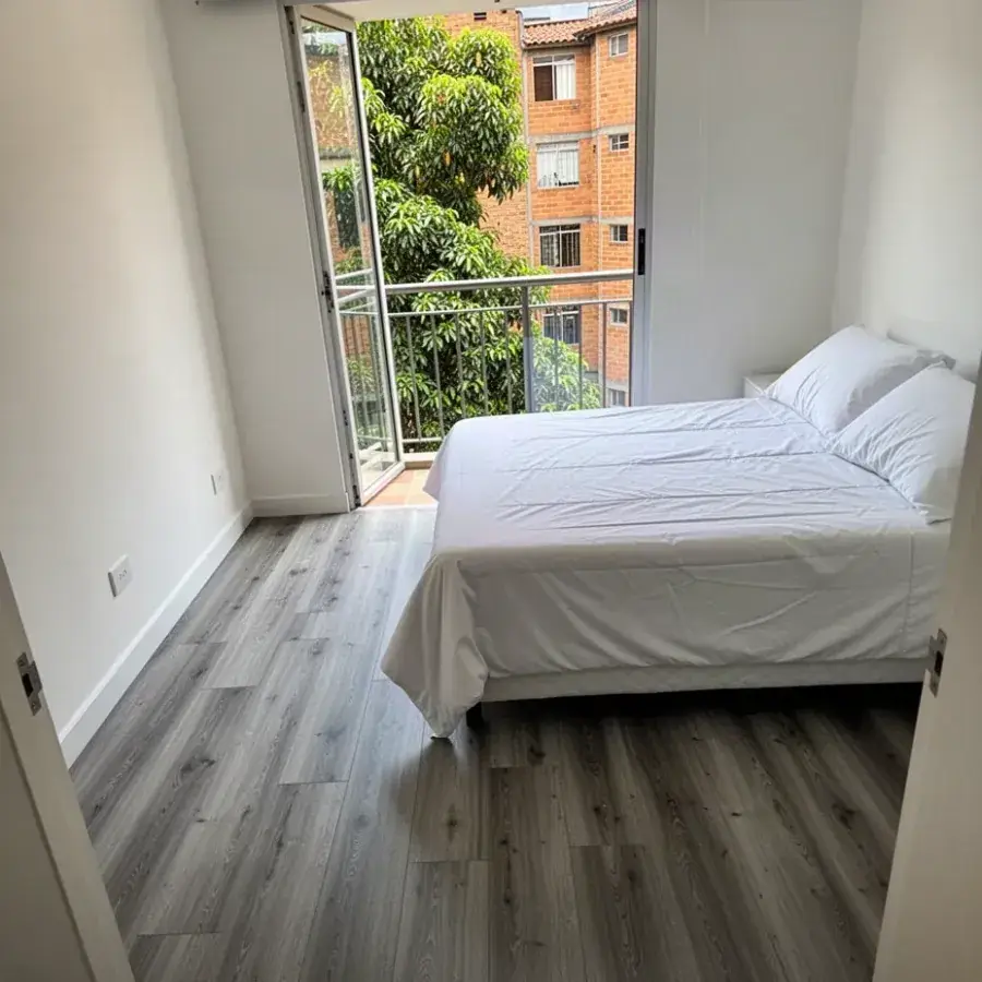 Piso vinílico click gris en habitación de apartamento turístico