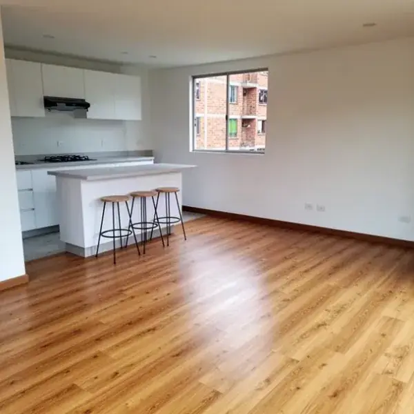 Piso vinílico click tono miel en cocina abierta