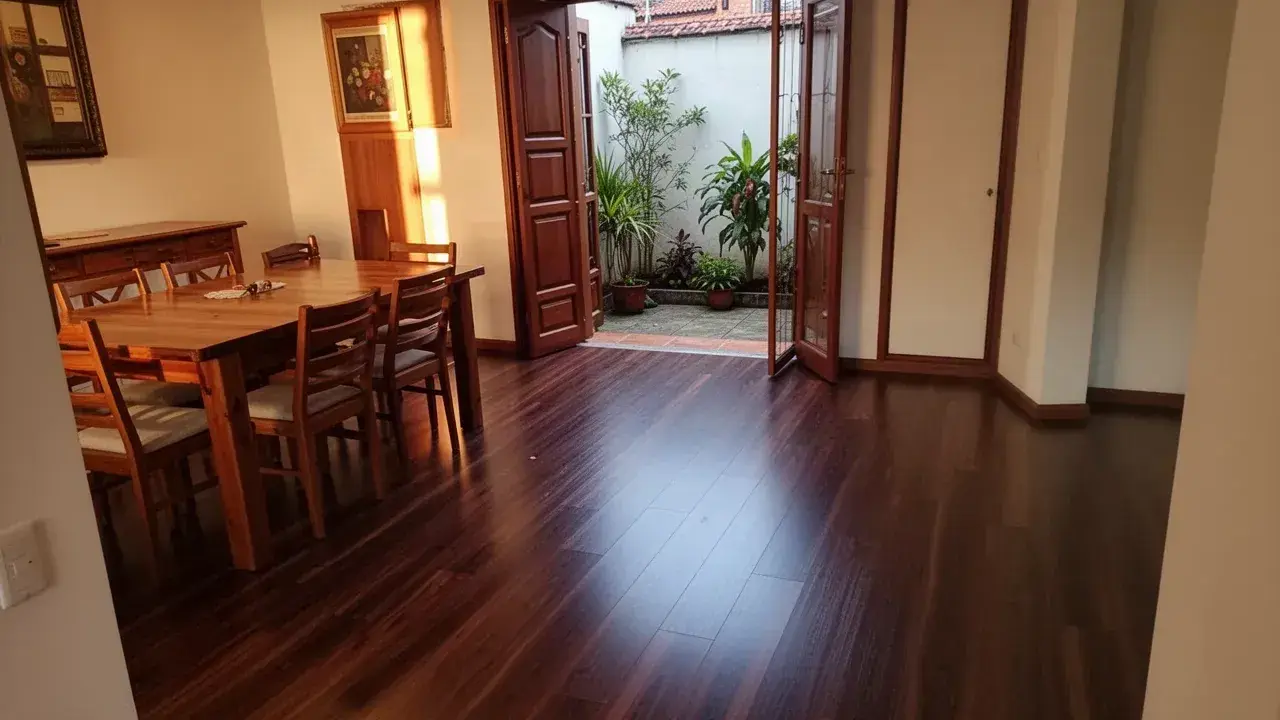 Piso vinílico LVT tono nogal en comedor de casa