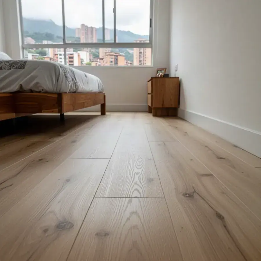 Piso WPC rígido tono beige en habitación de piso alto