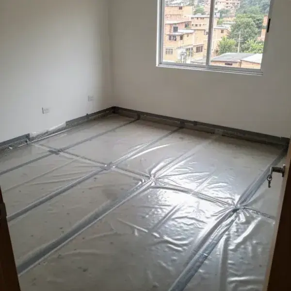 Polietileno de 200 micras con traslapos sellados en alcoba