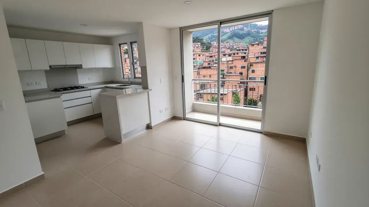 Porcelanato beige en apartamento nuevo vacío con cocina abierta