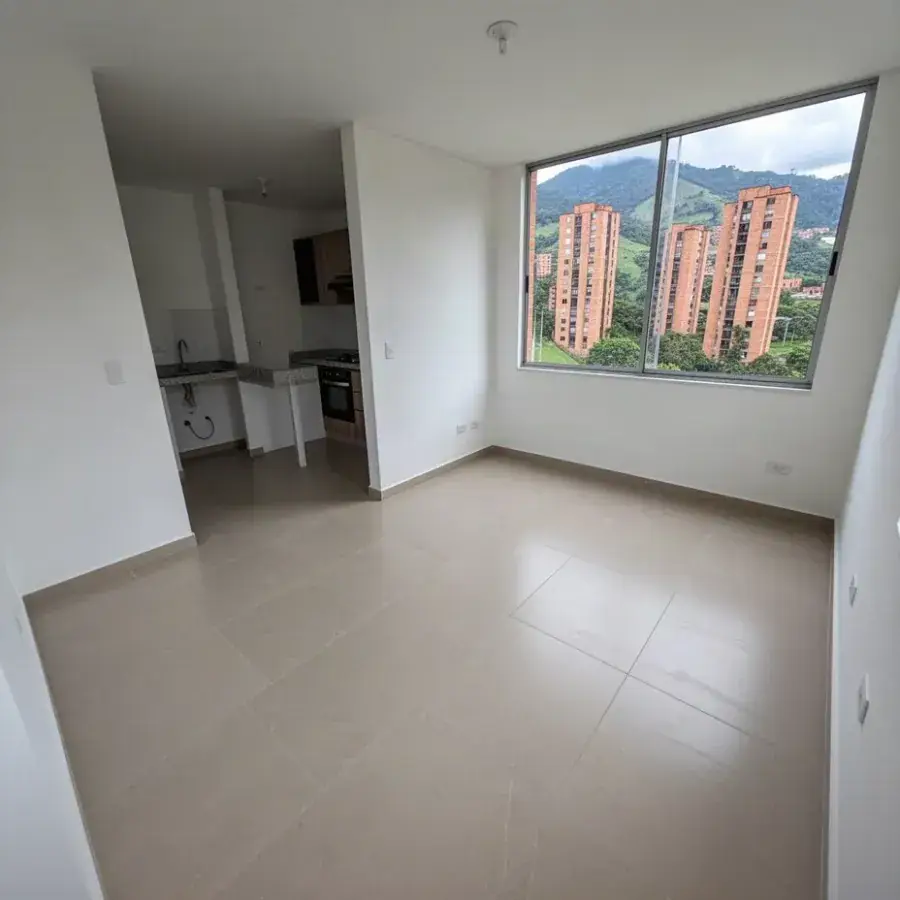 Porcelanato beige mate en apartamento nuevo recién entregado