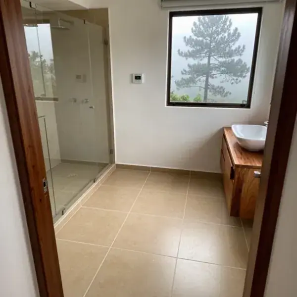 Porcelanato con piso radiante en baño de casa campestre
