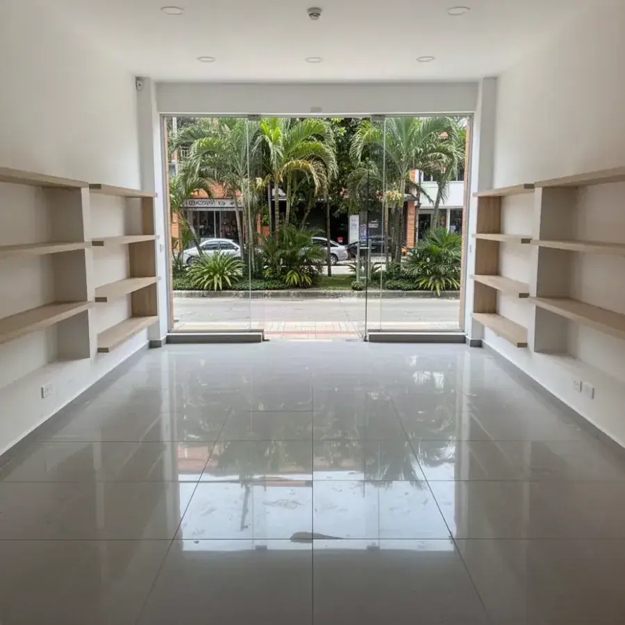 Porcelanato gran formato brillante instalado en local comercial