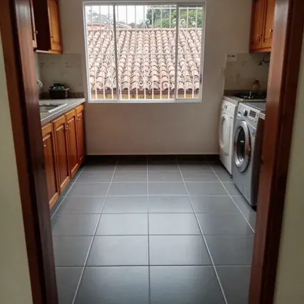 Porcelanato gris mate en cocina de casa tradicional