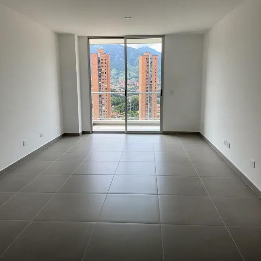 Porcelanato gris mate instalado en apartamento recién entregado
