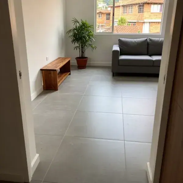 Porcelanato gris sobre contrapiso nivelado en sala