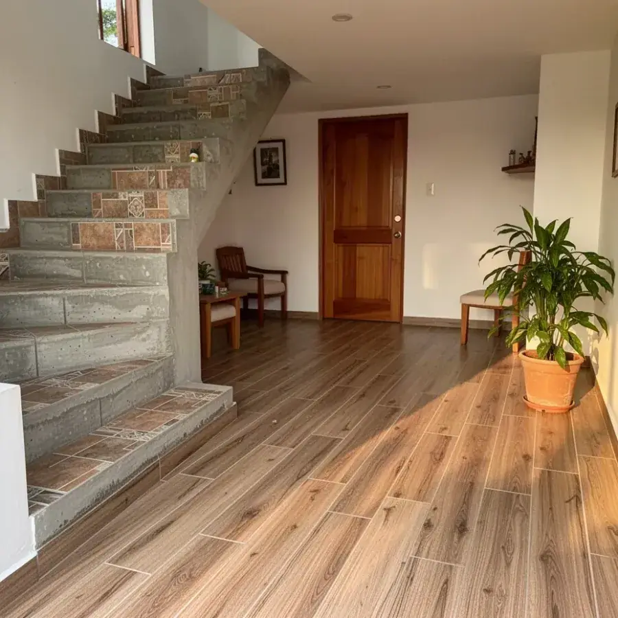 Porcelanato tipo madera en sala de casa en Bello