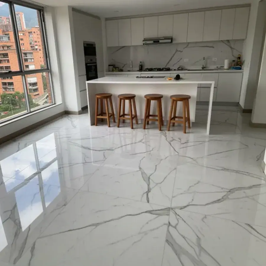 Porcelanato tipo mármol 120x120 en cocina abierta