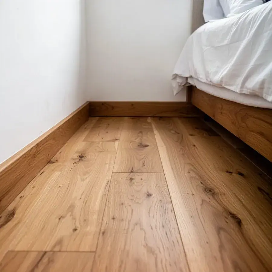 Zócalo de madera y piso de roble en alcoba